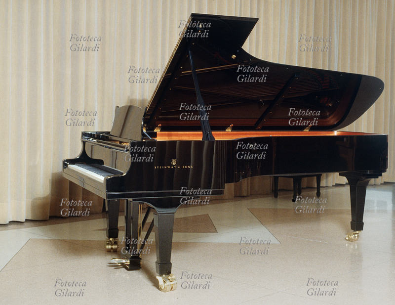 MUSICA Strumenti musicali. Pianoforte a coda, aperto nella sala da concerto della Civica Scuola di Musica di Milano. Fotografia di Elena Piccini, 1995