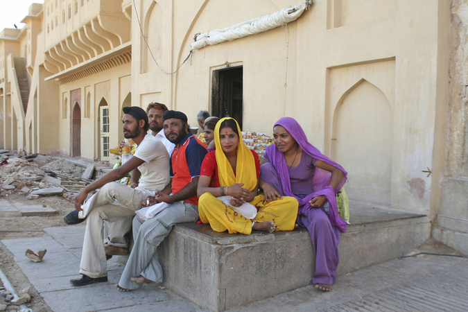 INDIA JAIPUR UOMINI E DONNE NEL CORTILE AMER PALACE