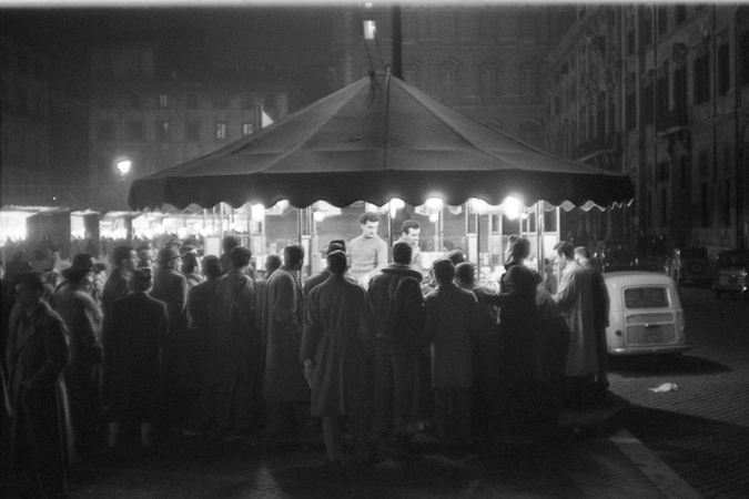 SMALL CROWD AROUND A KIOSK AT THE PIAZZA NAVONA FAIR SMALL CROWD AROUND A KIOSK AT THE PIAZZA NAVONA FAIR