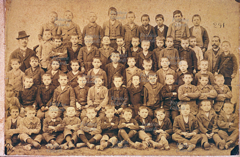 SCUOLA Gruppo scolastico della fine del 1800, di una scuola di classe subalterna (figli di contadini, artigiani ecc.). La scuola in questo caso si prendeva cura dei ragazzini meno abbienti anche dal lato assistenziale (cibo, vestiario) fino a che questi frequentavano la scuola. Padova, 1800