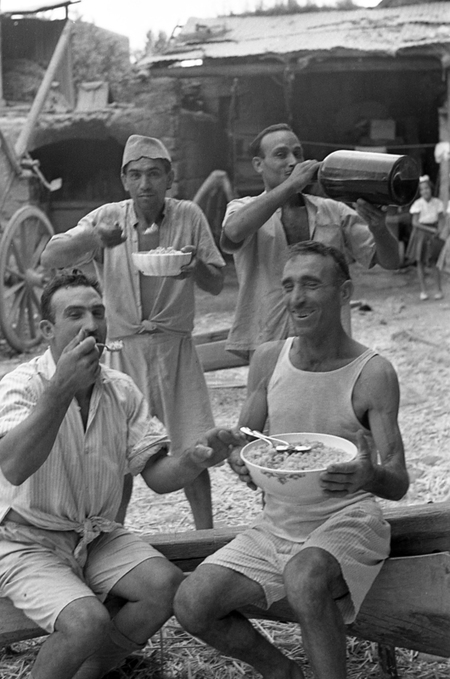 LAVORAZIONE DELLA CANAPA PAUSA DI RISTORO LAVORAZIONE DELLA CANAPA PAUSA DI RISTORO