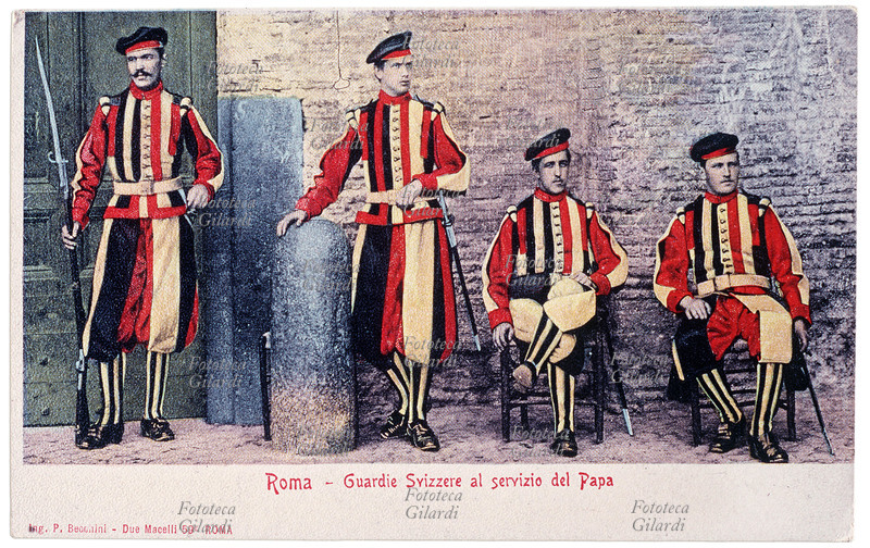 VATICANO Guardie Svizzere al servizio del Papa. Litografia a colori da fotocollografia colorata manualmente, Roma 1900 circa.