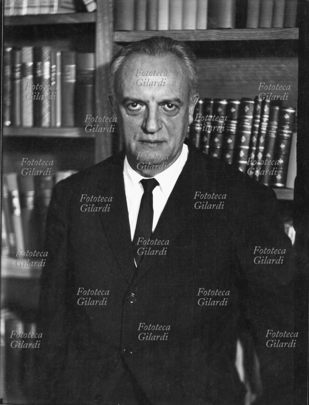 Ruggero ORLANDO (5 luglio 1907 – 18 aprile 1994) giornalista radiotelevisivo e politico italiano. Corrispondente da Londra per Eiar, Gazzetta del Popolo e Messaggero, all\