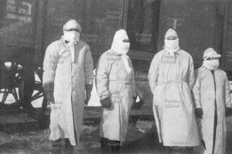 CINA medici in tenuta di sicurezza con camice e mascherina, per la cura dei malati di peste durante la grande epidemia che colpì la Manciuria. Harbin, febbraio 1911