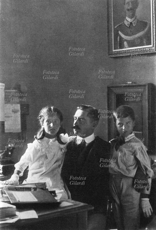 Alfredo FRASSATI (28 settembre 1868 – 21 maggio 1961), editore, giornalista e politico italiano con i due figli Luciana e Pier Giorgio nel suo ufficio redazionale di via Davide Bertolotti a Torino. Giornalista e uomo politico, in età ancor giovane fu redattore de \