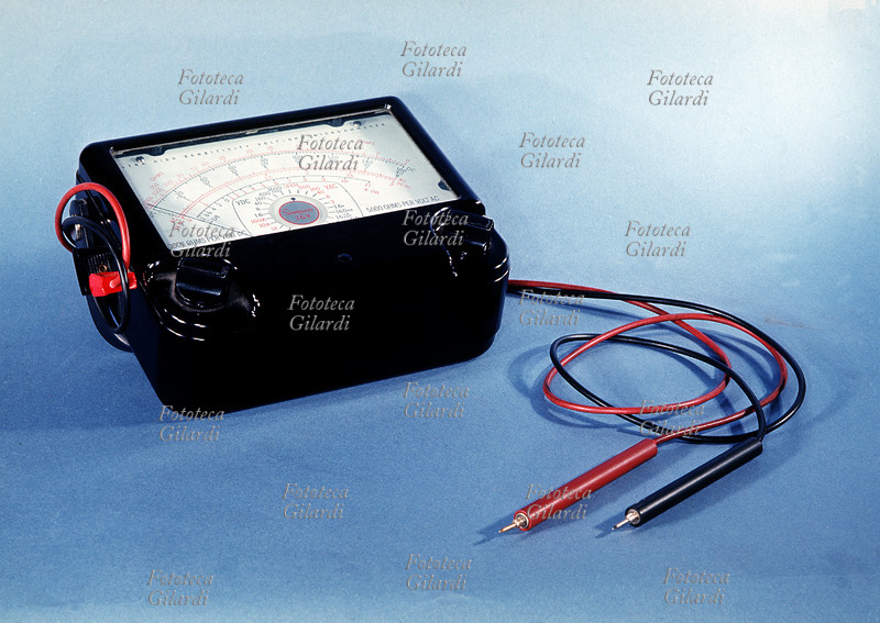 ELETTRICITÁ tester misuratore della tensione elettrica, detta anche impropriamente voltàggio, e della resistenza per mezzo di due elettrodi. La misurazione si esprime sulla scala dello strumento in Volt per la tensione e in Ohm per la resistenza. Italia, 1970.