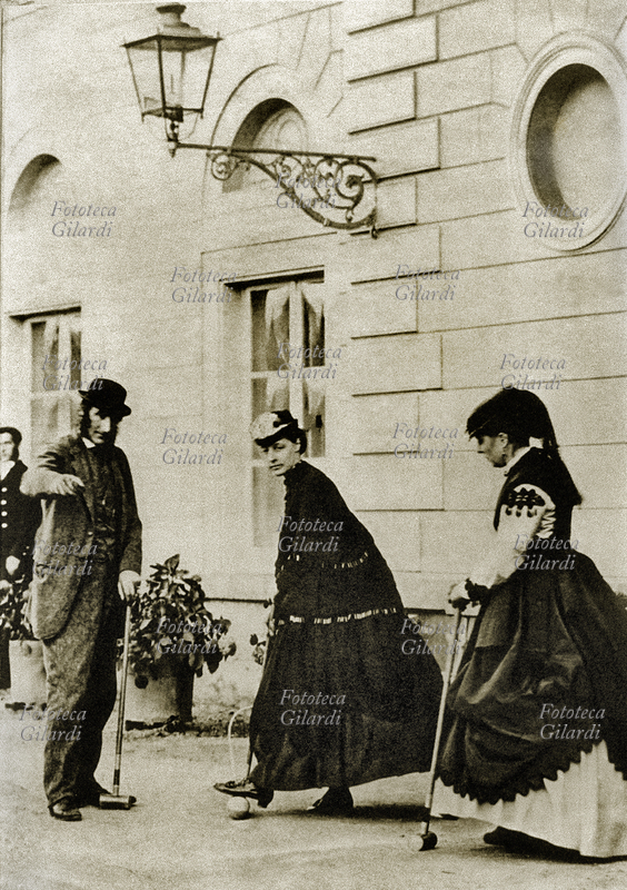 CROQUET (o Krocket) uno dei primi sport praticati nel tempo libero dalle donne a Durchbruchszeit. Nella fotografia, due eleganti signore giocano accompagnate da un gentiluomo. Germania 1866