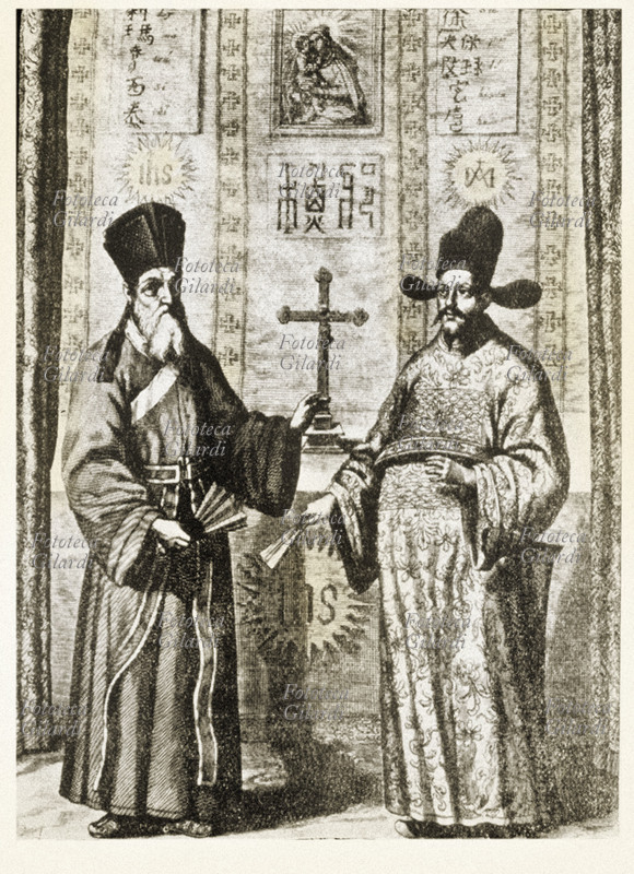 GESUITI Padre Matteo Ricci (1552-1610), missionario gesuita in Cina in abiti cinesi assieme al mandarino Siu da lui convertito. Dietro di loro i simboli Gesuiti. Incisione dal libro \