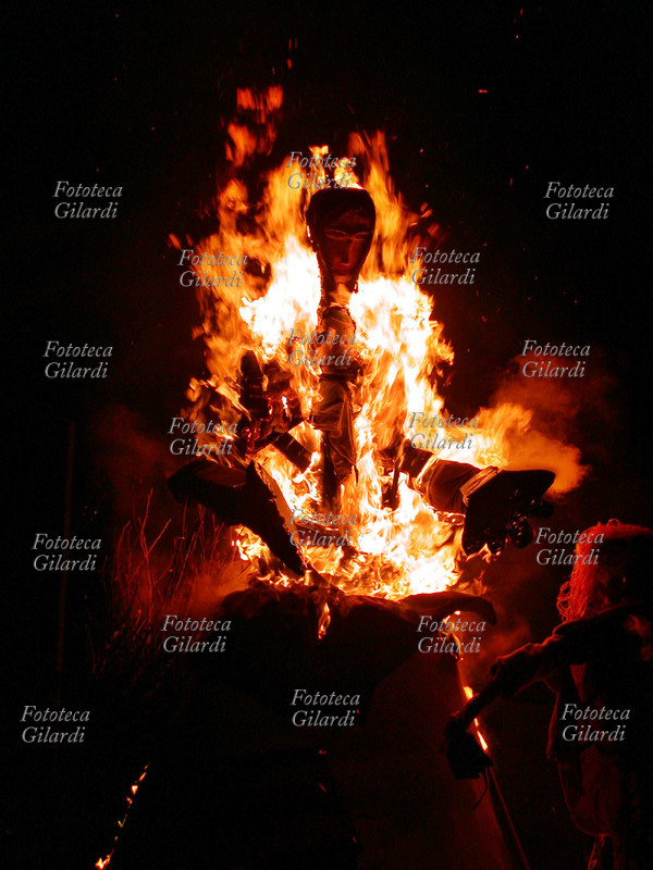 ROGO della VECCHIA tradizionale falò invernale in un paese della bassa bresciana (Berlingo). La Vecchia: zobia, zobiana. gioeubia, giobbia, gioebia, giobbiana, giubbiana, gibiana nella tradizione popolare è sempre stato sinonimo di strega: la strega dell\