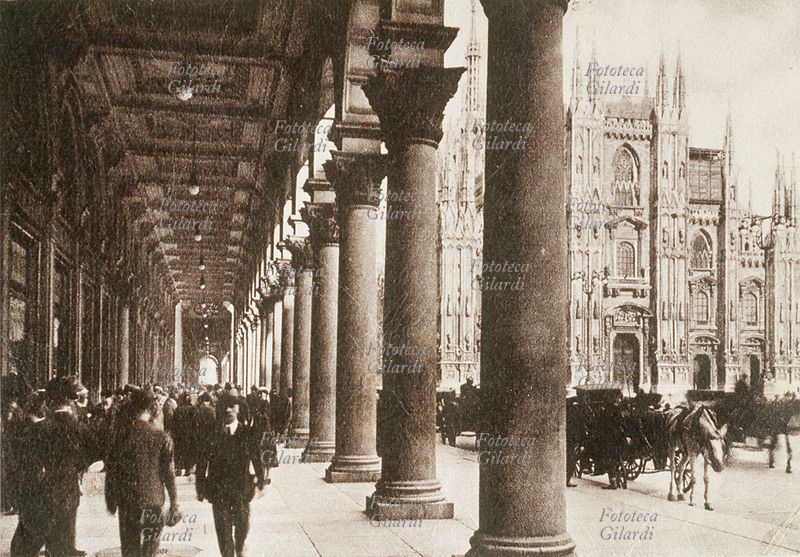 MILANO Portici settentrionali di Piazza del Duomo, accanto alle colonne una stazione di carrozzelle a cavallo in attesa di clienti. Cartolina fotocollografica, Milano 1937