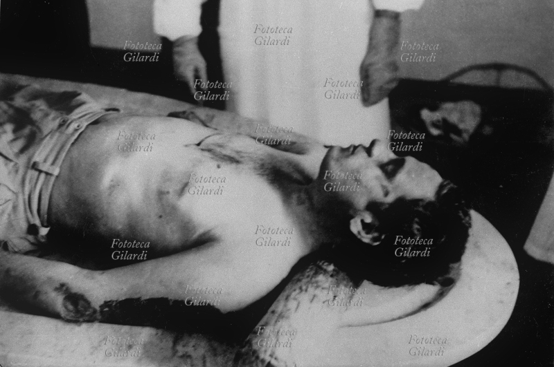 Salvatore GIULIANO (1922-1950) ufficialmente ucciso dalla polizia, ritratto post-mortem. Il cadavere ricomposto per il calco in gesso del volto che verrà esposto al Museo Criminale di Roma. Castelvetrano (Trapani), luglio 1950