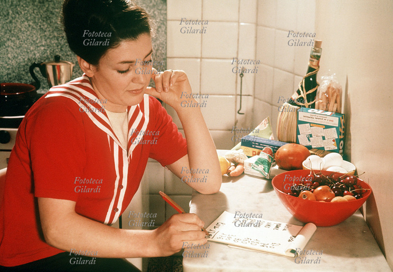 DONNA Casalinga fa i conti della spesa alle prese con il caro-vita. Italia, anni 1960 - 1969