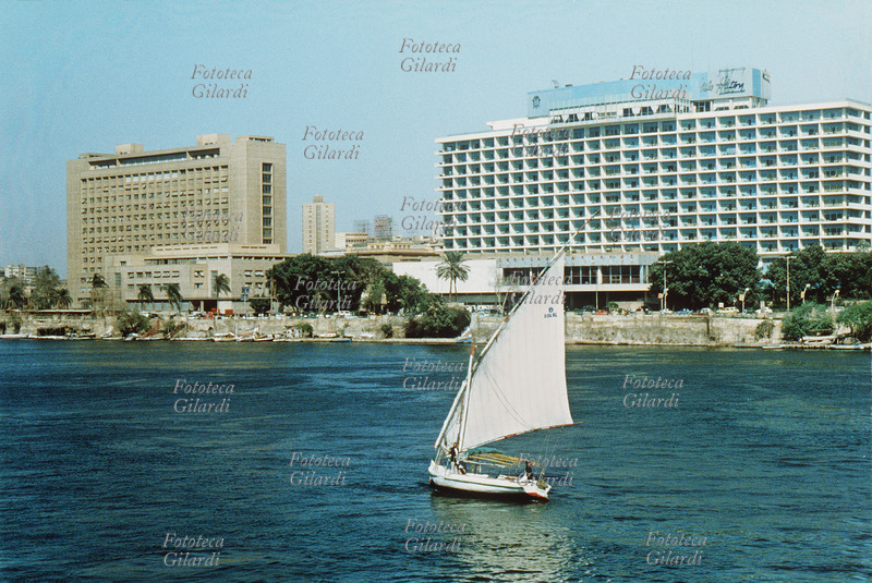 EGITTO veduta del Hilton Hotel sul Nilo. Cairo, 1980 circa.