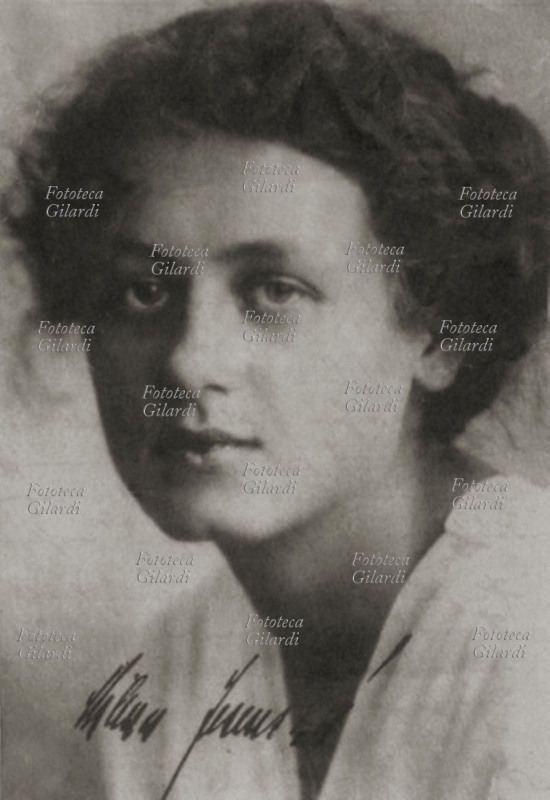 Milena JESENSKÁ (10 agosto 1896 – 17 maggio 1944) giornalista e traduttrice ceca, la prima a tradurre in ceco le opere di Franz Kafka con cui intrecciò una notevole relazione epistolare intorno al 1920. Avversa all\