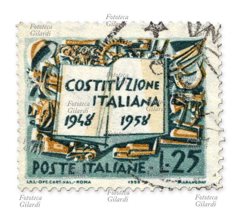 FRANCOBOLLO commemorativo della serie "Decennale della Costituzione Italiana" emessa dalle Poste italiane. Nella vignetta, Costituzione italiana e simboli del lavoro. Bozzetto di Tranquillo Marangoni (1 aprile 1912 - 26 marzo 1992), valore nominale 25 lire, rotocalco, I.P.S. Officina carte valori, Roma. Italia, emissione del 9 maggio 1958.