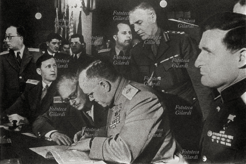 II GUERRA MONDIALE al quartier Generale del maresciallo Zukov i comandanti delle tre armate tedesche firmano la resa senza condizioni. La firma del Maresciallo Georgij Zukov comandante in capo del fronte di Berlino. A destra Andrei Vishinsky ministro degli esteri dell \