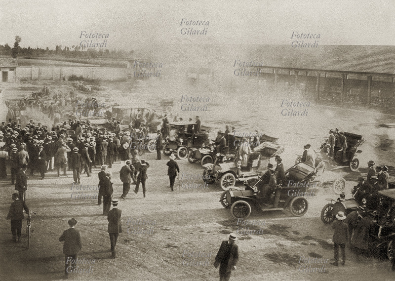 AUTOMOBILISMO Raid Pechino Parigi 16.000 km a bordo delle prime automobili, Boldinasco: accoglienza a Scipione Borghese e a Luigi Barzini. Italia 10 giugno - 10 agosto 1907
