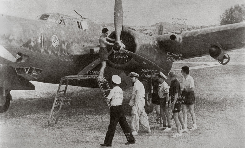 Bruno MUSSOLINI (22 aprile 1918 – 7 agosto 1941), aviatore italiano, figlio terzogenito del Duce Benito e Rachele Guidi, sta per salire sul suo bombardiere. Italia, 1941.
