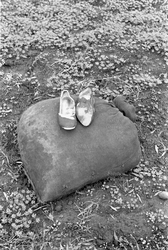 AGRICOLTURA le povere scarpine di una raccoglitrice di olive calabrese, nel territorio del comune di Gioia Tauro (Reggio Calabria), che per lavorare se le toglieva. Fotografia di Ando Gilardi (1921-2012) #andogilardi, Italia 1957.