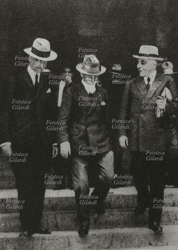 DELITTO MATTEOTTI Il generale e capo della polizia Emilio De Bono (19 marzo 1866 – 11 gennaio 1944) al centro, in borghese, esce dal Palazzo di Giustizia dove è stato tenuto l\