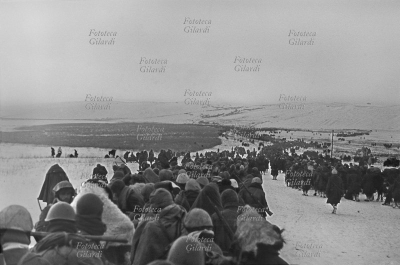 SECONDA GUERRA MONDIALE Truppe italiane in ritirata presso Scelyakino. Nella foto, la fiumana di soldati in marcia, vista di spalle. Le nostre truppe comprendevano circa 40.000 uomini in gran parte della Tridentina, le altre divisioni di alpini erano la Julia e la Cuneense. Fotografia eseguita dal tenente Roberto Cacchi, autore di numerose preziose testimonianze fotografiche della tragica spedizione in Russia, reduce sopravvissuto della 2^ Divisione alpina "Tridentina", 6° Reggimento Alpini, Battaglione Verona. URSS 21 gennaio 1943