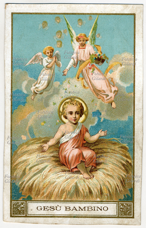 GESÙ BAMBINO Gesù è raffigurato su un serto di paglia mentre gli angeli dal cielo lo coprono di petali di fiori. Immaginetta del 1890 circa
