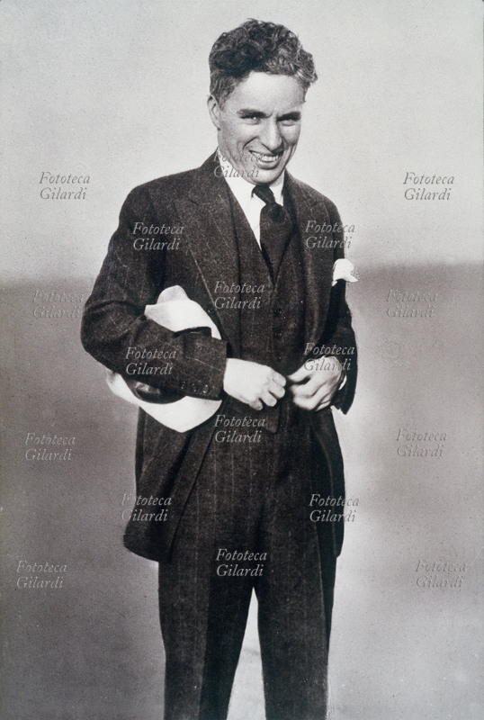 Charlie CHAPLIN (1889-1977) ritratto a mezza figura, eccezionalmente fuori dal suo celebre personaggio \