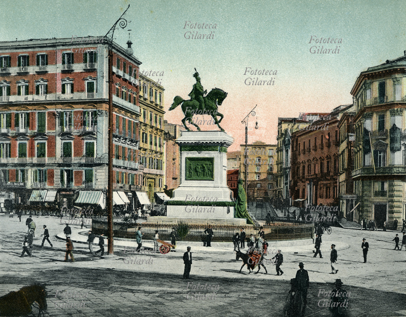 NAPOLI "Napoli, Piazza Municipio e monumento a Vittorio Emanuele" veduta fotografica, da album di Ettore Ragozino stampa fotocollografica a colori 1920 circa