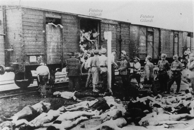 SHOAH arrivo di uno dei due convogli di ebrei evacuati dal pogroom di Jassy. La maggior parte degli uomini, donne e bambini ammassati per lungo tempo in condizioni disumane, non arrivarono a destinazione: si veda lo scarico dei cadaveri sul marciapiede della stazione. Il primo convoglio 33/38 vagoni sigillati, conteneva 2430/2530 ebrei, sopravvissuti 1070; nel secondo furono caricati 1902 ebrei in 18 carrozze: ne morirono 1194. Le vittime del pogroom furono in totale oltre 8000. Romania, 1941.