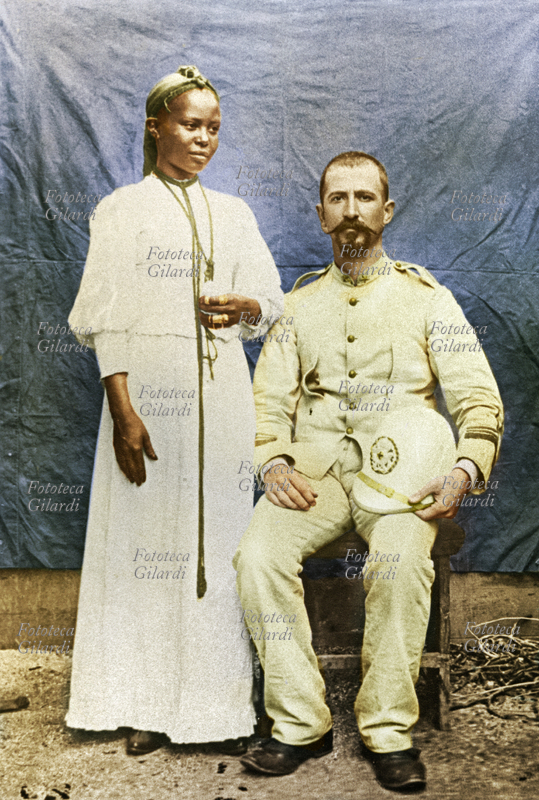 COLONIALISMO soldato italiano insieme alla moglie abissina. In quegli anni era permesso ai militari di unirsi con donne etiopi in un matrimonio civile che poi non avevano l\