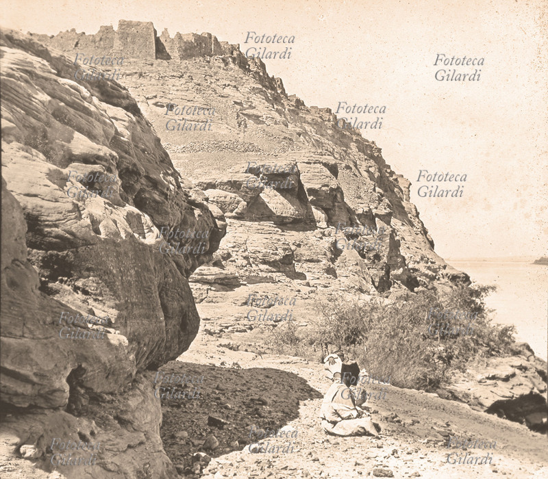 EGITTO due viaggiatori in sosta in prossimità di una città saracena. Fotografia, 1900 circa