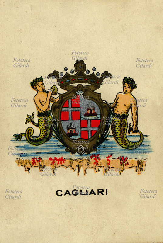 CAGLIARI Capoluogo di provincia. Si deve ai Fenici e quindi ai Cartaginesi, intorno al sec. VI a.C., una prima organizzazione urbana su un esistente nucleo indigeno in cui si sommavano i due ruoli di piazzaforte ed emporio. Scudo inquartato: nel primo e nel quarto alla croce di Savoia, nel secondo e nel terzo d’argento, al castello al naturale, aperto e fenestrato, torricellato di tre pezzi, quello mediano più alto, fondato su uno scoglio uscente dal mar, il tutto al naturale. Lo scudo ornato di palme, sostenuto da due tritoni e cimato da corona marchionale. Cromolitografia, Edizione A. Brioschi & C., Milano 1935 circa.
