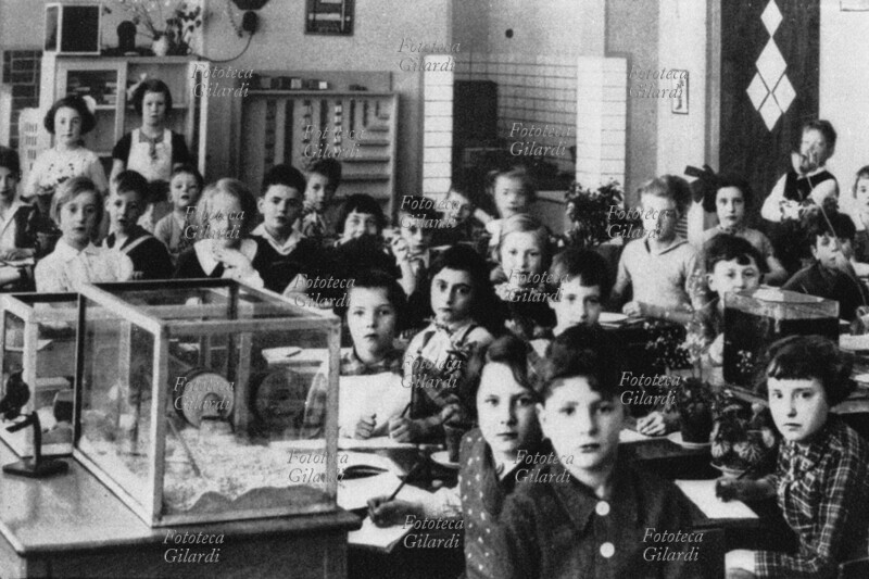 Annelies FRANK (12 giugno 1929 – febbraio o marzo 1945) in una rarissima foto nella sua classe, alla scuola ebraica di Amsterdam, 1937 circa.