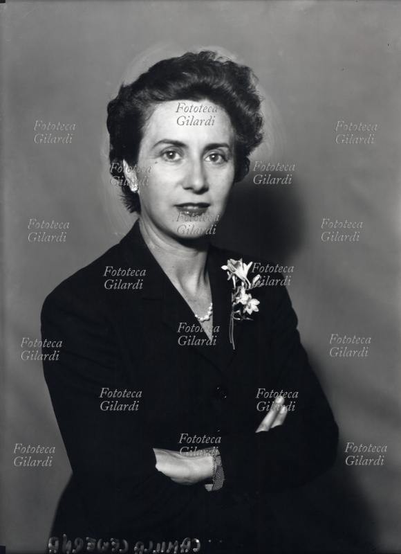 Camilla CEDERNA (21 gennaio 1911 – 5 novembre 1997) giornalista e scrittrice italiana. Ritratto fotografico a braccia conserte eseguito da Ghitta Carell (20 settembre 1899 – 18 gennaio 1972), fotografa ungherese naturalizzata italiana, ritrattista ufficiale dei reali d\