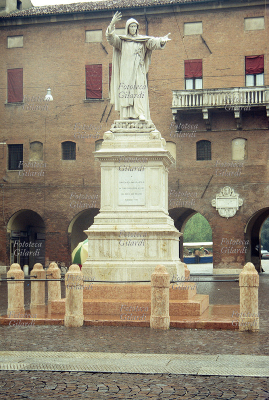 Girolamo SAVONAROLA (14521498) monumento al frate domenicano accusato e condannato al rogo per eresia dalla Repubblica Fiorentina, dedicatogli dai suoi concittadini ferrarresi. Il monumento, in marmo bianco porta l\