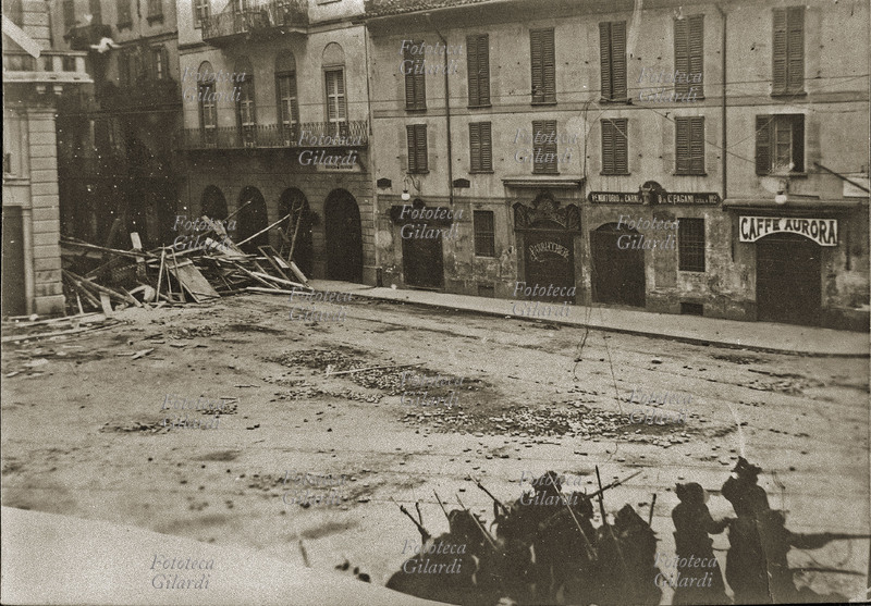 MOTI DI MILANO 1898 Scontro tra bersaglieri e dimostranti alla Foppa (Porta Garibaldi), durante i moti di Milano contro il caro-pane. Fotografia di Luca Comerio (19 novembre 1878 – 5 luglio 1940), Italia XIX secolo.