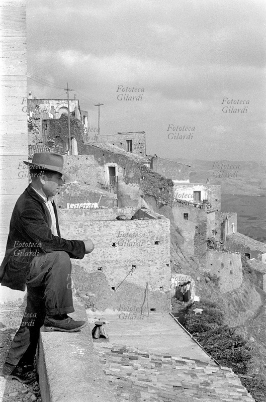SUD ITALIA Il sindaco di Melissa ammira il panorama sulle colline dal punto più alto del paese. Fotografia di Ando Gilardi (1921 - 2012) #andogilardi, Melissa (Crotone), 1954.
