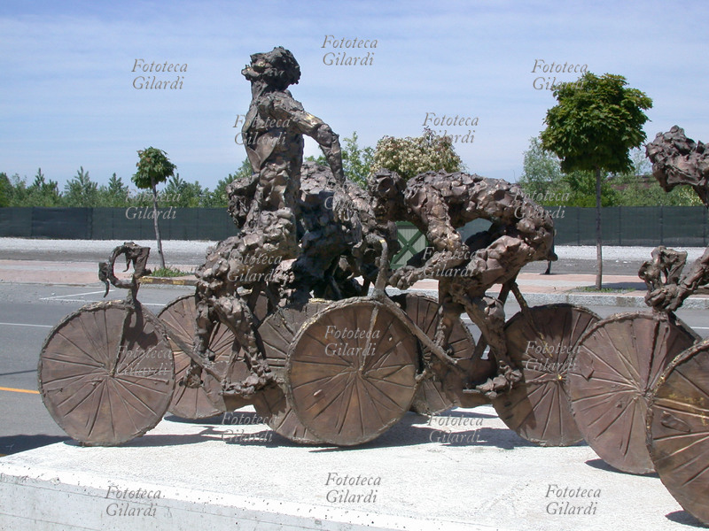 Lorenzo CASCIO (1940-) Al Traguardo, 2003. Dettaglio del vincitore. La scultura d\