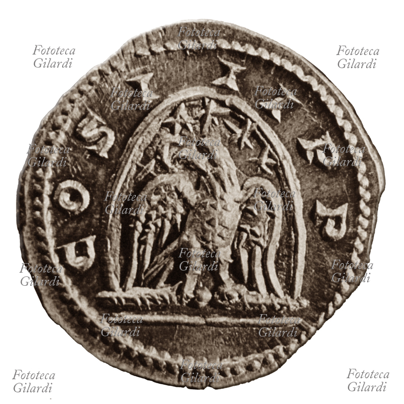 MONETE Rovescio del denario coniato da Eliogabalo, imperatore romano della Siria ( nel 218-222) raffigura la pietra nera, vale a dire il meteorite caduto dal cielo e venerato da Eliogabalo che impersonava il sommo sacerdote. La pietra, portata a Roma e imposta al culto dei romani, fu rinviata in Siria da Alessandro Severo. Roma, III secolo