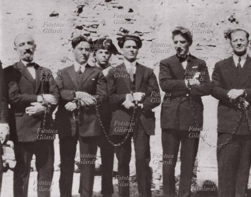 ANTIFASCISMO Gruppo di democratici, fatti arrestare dal governo fascista, vengono avviati al confino. Alla destra si riconoscono Carlo Rosselli (16 novembre 1899 – 9 giugno 1937) e Ferruccio Parri (19 gennaio 1890 – 8 dicembre 1981) Italia, 1927.