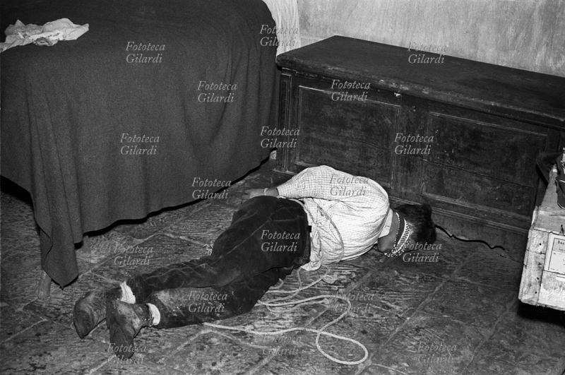 ALBANO DI LUCANIA Un uomo legato si è prestato alla ricostruzione del suo caso: egli si svegliava sovente così o con la testa nella cassapanca (v. 15815) probabilmente a causa di crisi di sonnambulismo autopunitive. Immagine a documentazione dell\