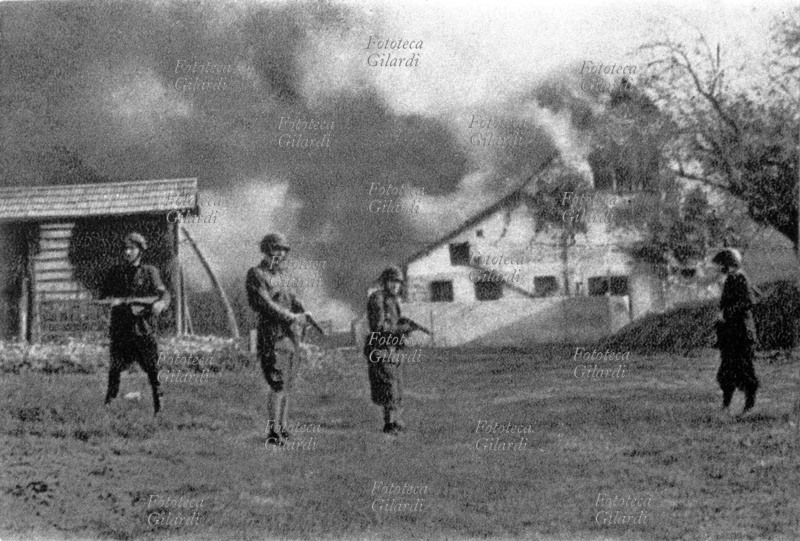 II GUERRA MONDIALE Resistenza Italiani incendiano un villaggio per rappresaglia. Alcuni soldati stanno a guardare mentre brucia un cascinale. Iugoslavia 1942