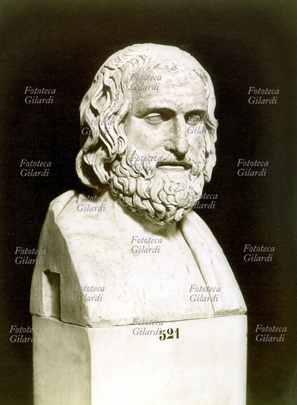 EURIPIDE (485-406 a.C.) poeta tragico greco. Gli sono attribuite 92 tragedie ma ne sono pervenute a noi solo 18, le più celebri: Alcesti, Medea, Andromaca, Elettra, Le troiane, Le baccanti. Busto in marmo, fotografia dei primi anni del XX secolo.