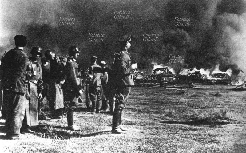 SECONDA GUERRA MONDIALE resistenza. Militari tedeschi bruciano il villaggio di Srednja Radovna per rappresaglia, dopo aver ucciso più di venti civili, compresi donne e bambini. Slovenia (Jugoslavia), 20/09/1944.