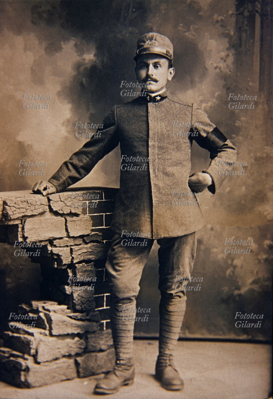 PRIMA GUERRA MONDIALE ritratto singolo di soldato semplice del corpo dei fanti, con una fascia di lutto al braccio. Fotografia virata seppia, Italia 1915 circa.