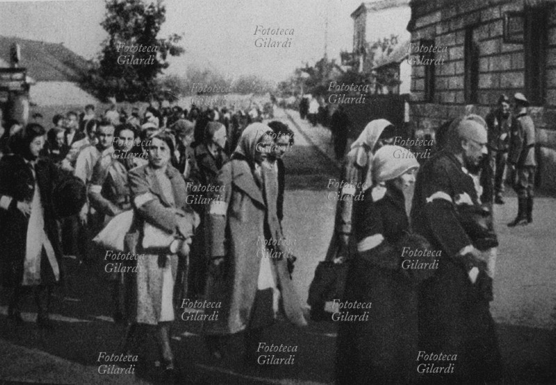 SHOAH Contingente di ebrei, sotto scorta, appena arrivati nel campo di sterminio. Rzeszow, Polonia 1942
