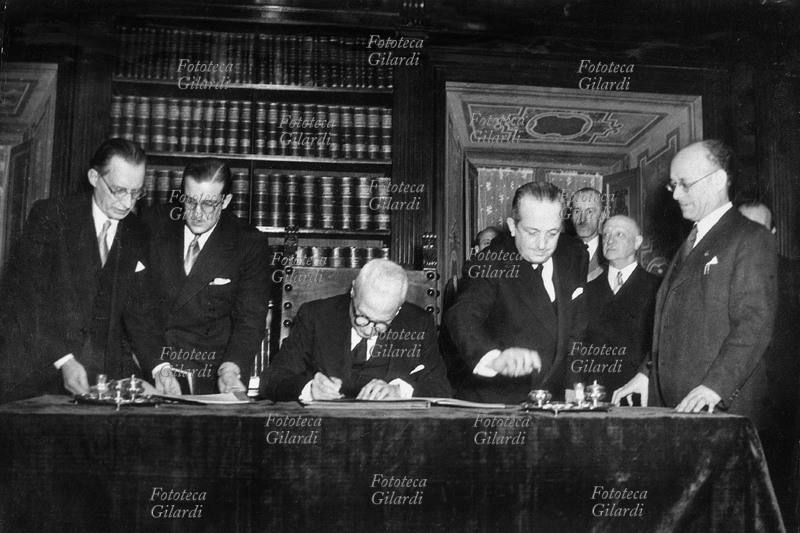 COSTITUZIONE Enrico De Nicola (1877-1959), capo provvisorio dello Stato, firma la costituzione della Repubblica Italiana. A sinistra Alcide De Gasperi (1881-1954), ultimo a destra Umberto Terracini (1895-1983), presidente dell\