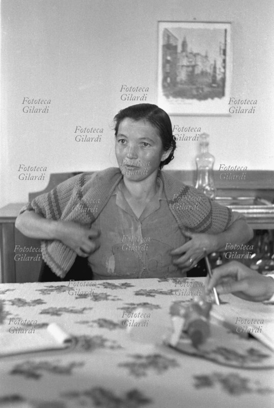 ALBANO DI LUCANIA (PZ) una donna racconta un episodio di affatturazione. Sequenza fotografica (3ª di 8, vedi anche: 5566, 5564, 5563). Il colloquio si svolge in casa del medico del paese, durante l\