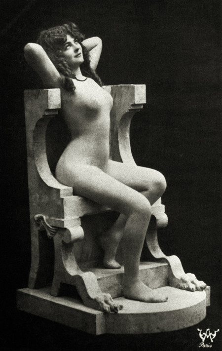 NUDO FEMMINILE ACCADEMICO SEDUTA IN TRONO NUDO FEMMINILE ACCADEMICO SEDUTA IN TRONO