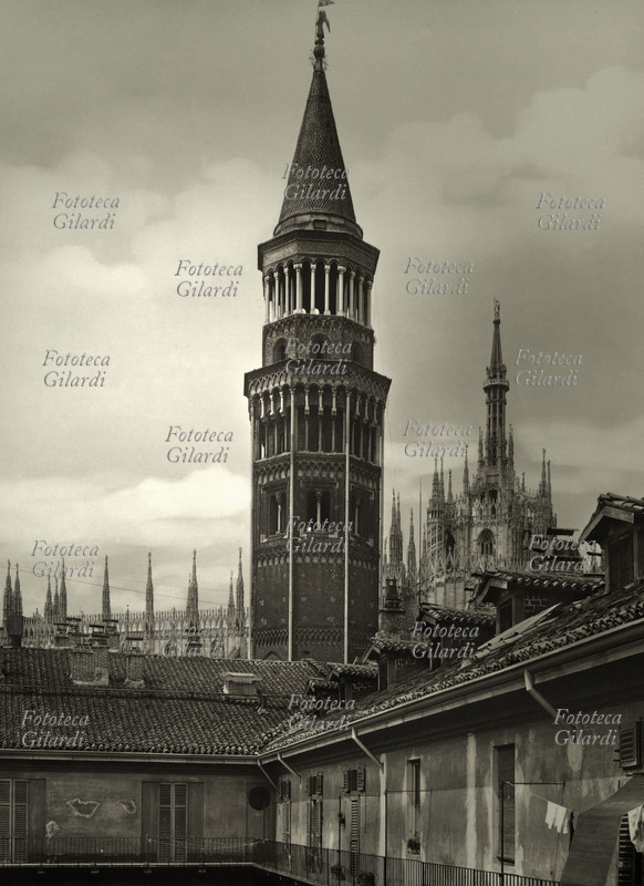MILANO Veduta del Campanile Trecentesco della chiesa di San Gottardo in Corte al Palazzo Reale, edificato per Azzone Visconti da Francesco Pecorari; sullo sfondo si intravedono le guglie del Duomo. Milano 1920 circa